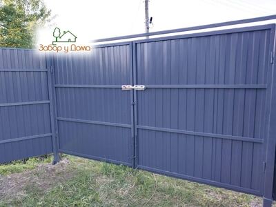 Внутрення часть распашных ворот и калитки окрашенных в графитовый цвет с засовом гусь